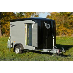 Remolque Furgón Cerrado DEBON C255 V2 ALU – 750 a 1300 kg – 255 × 125 × 155 cm – Puerta Lateral, Rampa Trasera y Paneles de Aluminio
